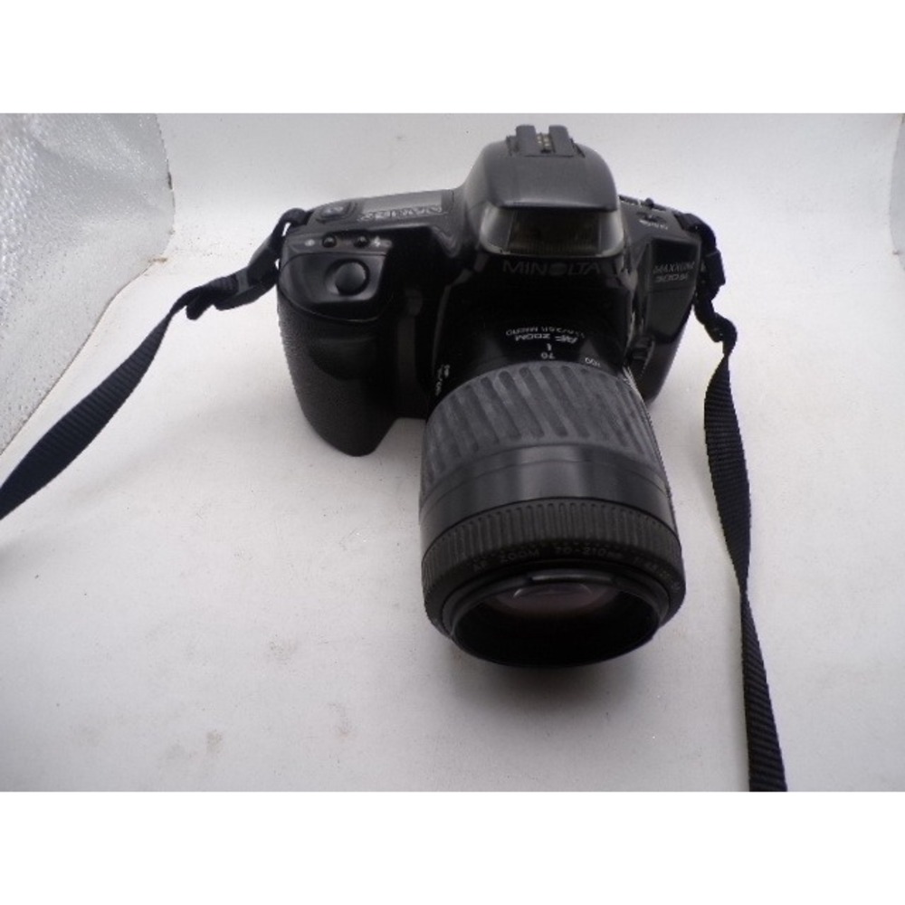 Minolta Maxxum 300si 35mm SLR Film Camera with AF Zoom 70-210mm Lens Black READ